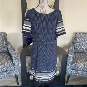 Elegant Adrianna Papell Women’s Short Sleeve Chevron Print Black/Blue Dress